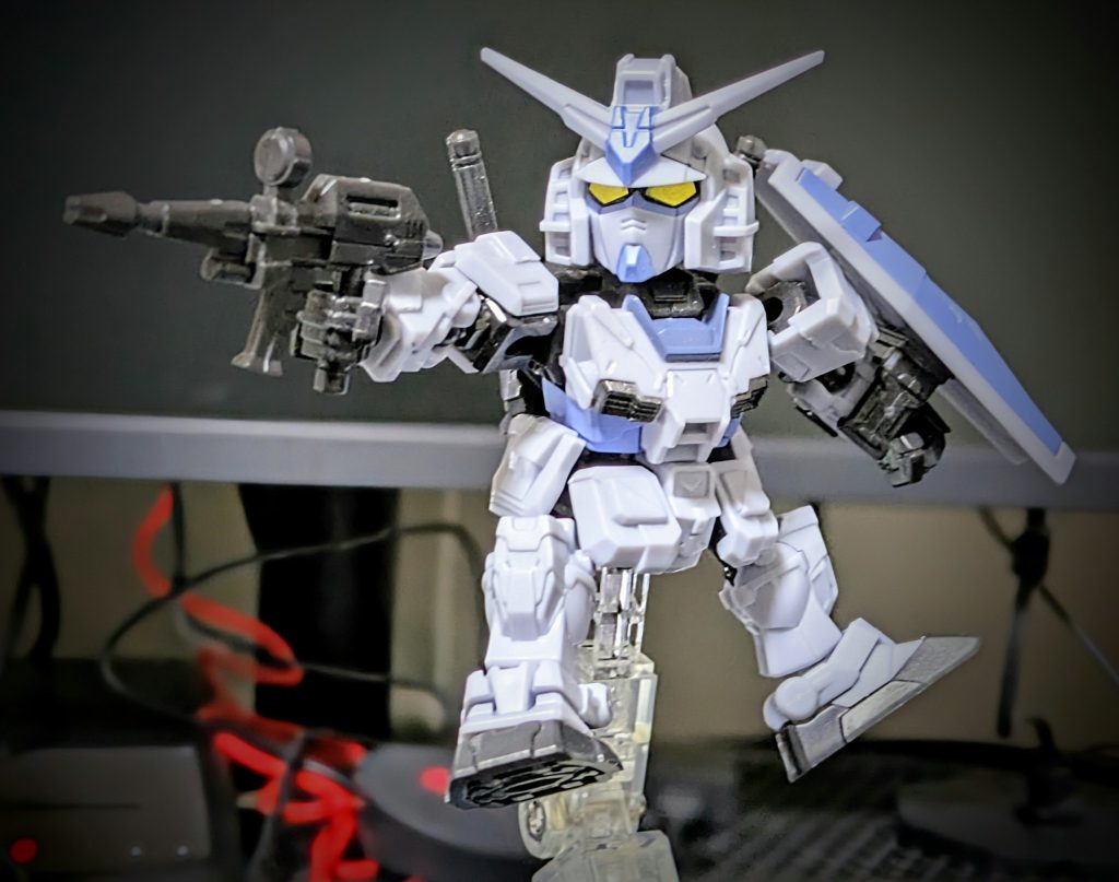 ちなみに参考にしたのは食玩で購入したこのガンダムです。コレ見ててカッコいいな〜って思い作り始めました。