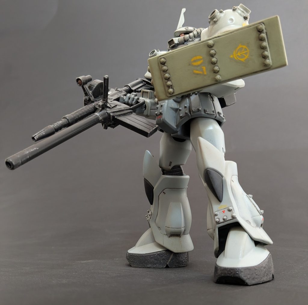 今回は足のスリッパ部だけ凸凹パテ盛り旧HGの足はオモリを入れるスペースがあるので好きなんですよね。