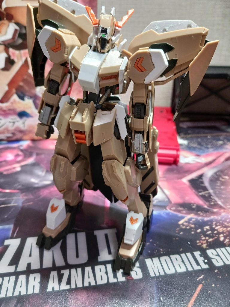 機体解説しておきます鉄華団に、獅電が配備された時、ダメージが蓄積していた、グシオンリベイクを改修する余裕がうまれた。そこで、全面オーバーホールを受けることとなり、ブルワーズが使用していたグシオンの面影はなくなった。転用していたシールドはシザースへ改修された