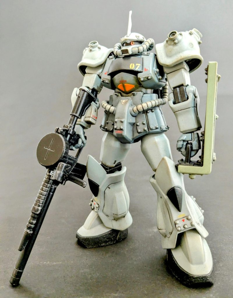 盾はパチ組で売ってたザクIIを購入してたので、盾を加工してグフに持たせてます。旧ザクの盾をどっかでやりたいと思ってました。次に作るザクIIは盾が無い状態だと思います。肩の角も取ってみたいなぁと思ってたので、今回やってみました。コトブキヤのディテールパーツで穴を塞いでます。