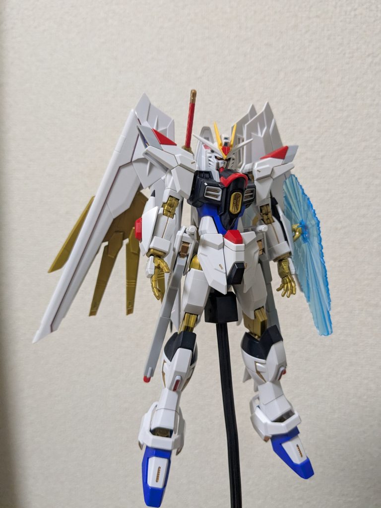 翼の位置はこれくらいが好みかなシールドの支持台をF91の物を参考に、金色のランナーで自作しました