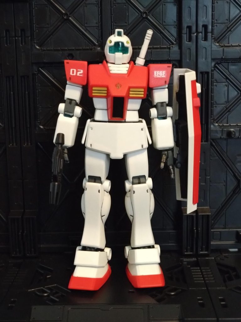 息子が作りかけで放置してしまったので親が責任を取って完成させました。赤い部分はトップコートのみのお手軽フィニッシュです。私はジムの頭や手足は白がしっくりきます。画像ではそんなに目立ちませんが、白は塗装失敗しました。古い白スプレーが使いかけで残っていたので貧乏性の私は使い切ってやろうとした訳ですが。ガスが抜けてまともに吹き付けできなかったんですよねぇ。缶に穴を開けるとまだ白塗料はたくさん残っていたので、適当な容器に入れる。そして筆塗りしてみる。うん、薄い。2回くらい塗り重ねましたが酷い状態だったので結局新しい白スプレーを買ってその上から塗りました。スプレー高いよねぇ。エアブラシ買おうかなぁ…