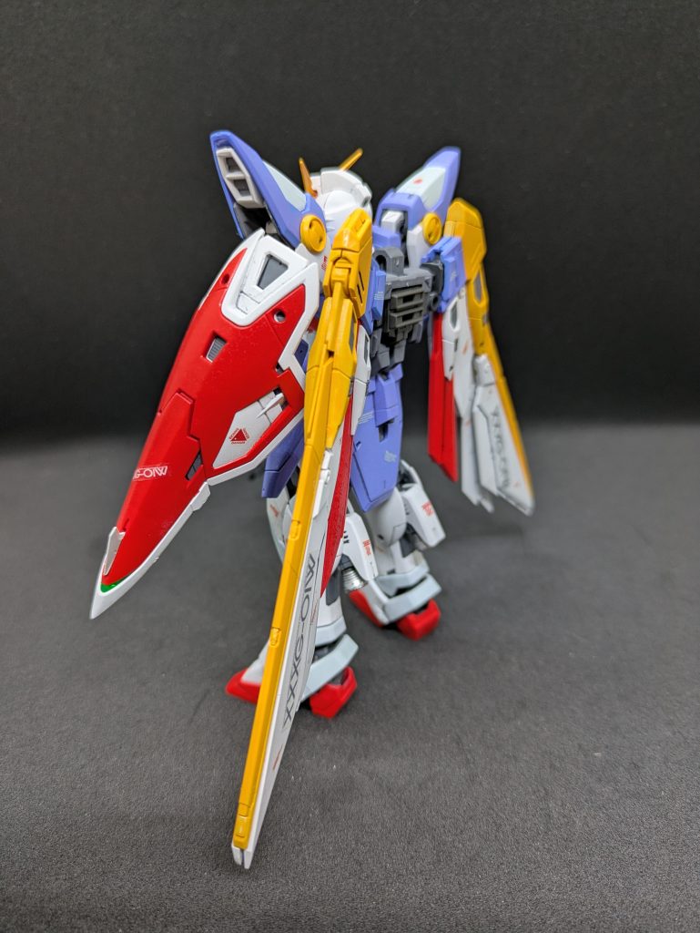 RGウイングガンダム　その⑤自立しないかな？と思いましたが、ちゃんと自立してくれます。背中に色々あるとかっこいいですが、自立しないのがほとんどなので、自立するだけで嬉しくなります。