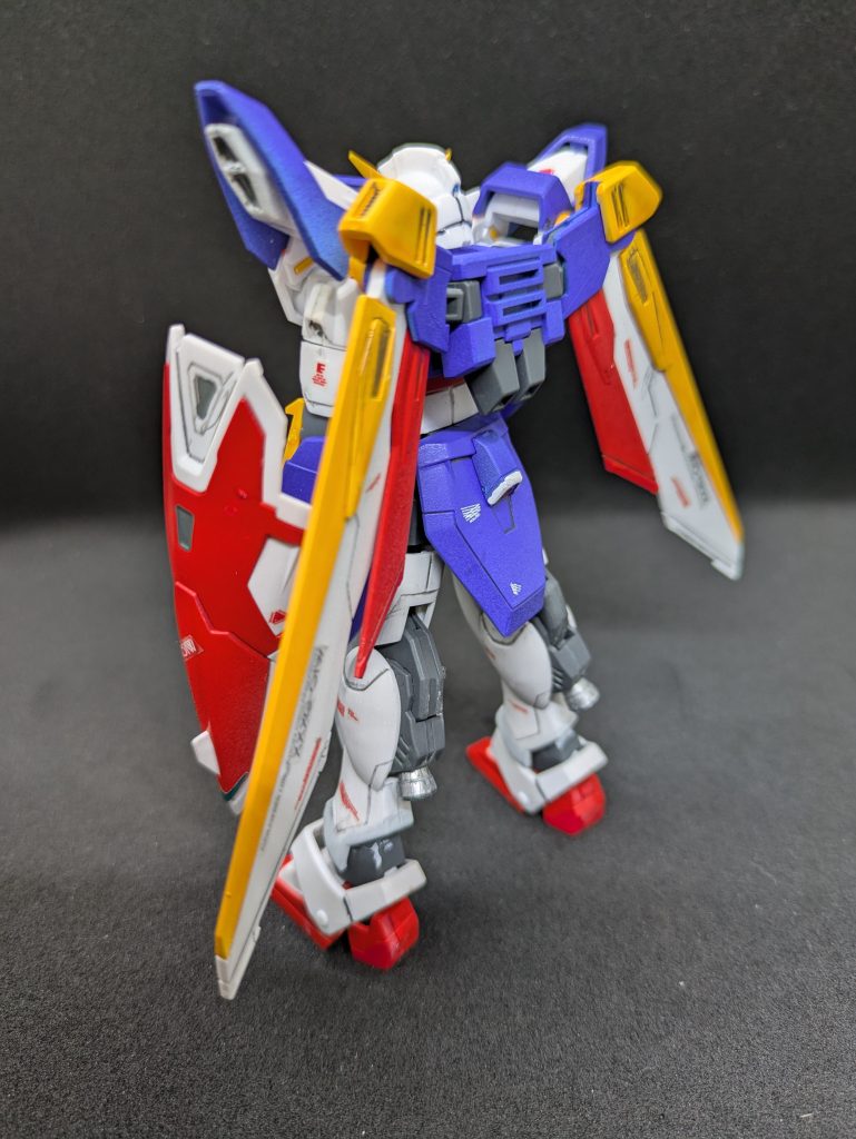 HGACウイングガンダム　その②RGと比べたらディティールの細かさには及びませんが、プロポーションは良好です。RGのゴチャゴチャ感が苦手な方は、こちらがお勧めです。こちらもちゃんと自立します。念のためというか、私は基本的に足首に粘土を入れて錘にしています。効果が必ず出るわけではないですが、プラモ狂四郎が実践したことを何十年と続けています（笑）