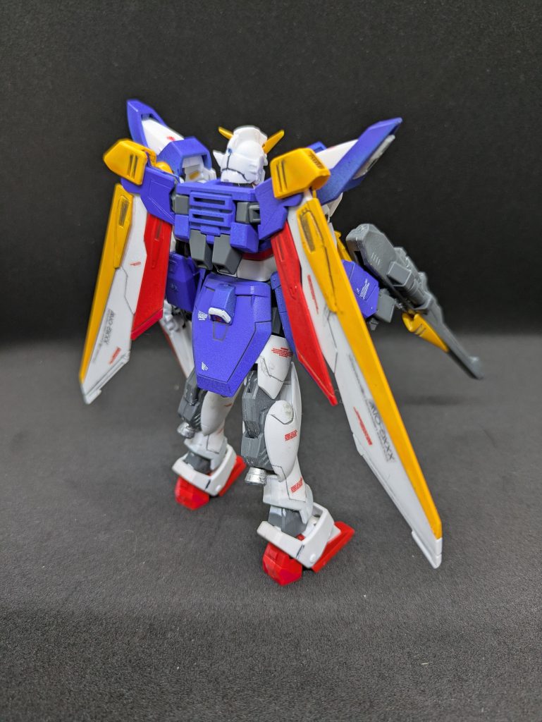 HGACウイングガンダム　その③RGと比べて明らかに違うのは脚部ですかね。バーニアが剥き出しになっています。他にも違いがあると思いますが、私は気になりませんでした。