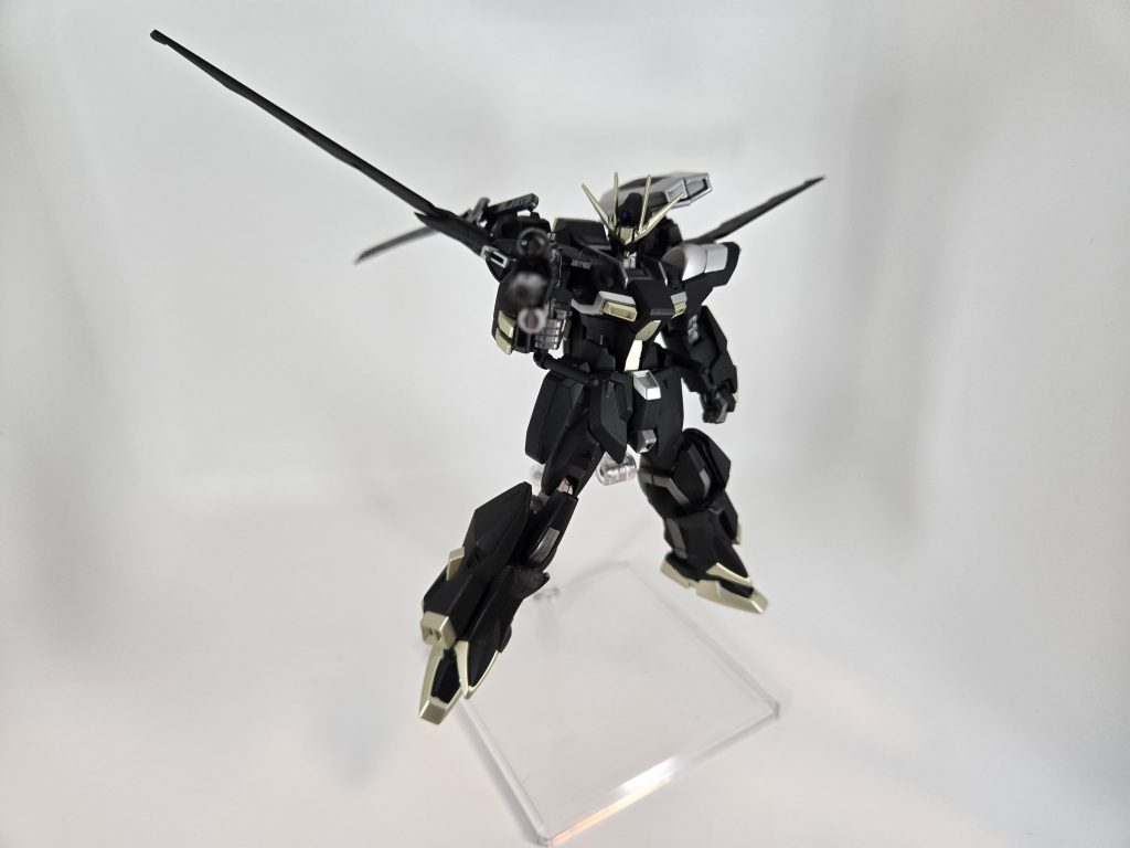 ビームライフルはデュエルと同型のものを装備。