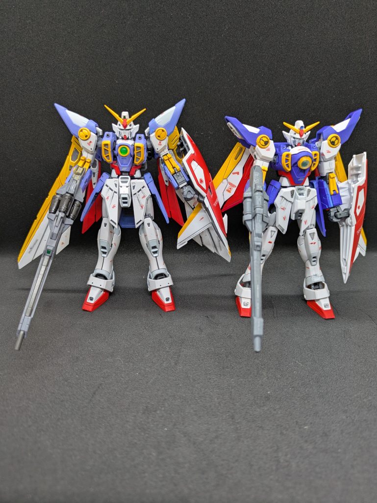 並べてみました。同じ144分の1ですがRGの方が少しだけ大きいですね。HGの方もRGの塗り分けっぽくしました。シールドの裏は白のままにしましたが、ライフルのカートリッジもRGのように塗り分けておけば良かったかなー。 