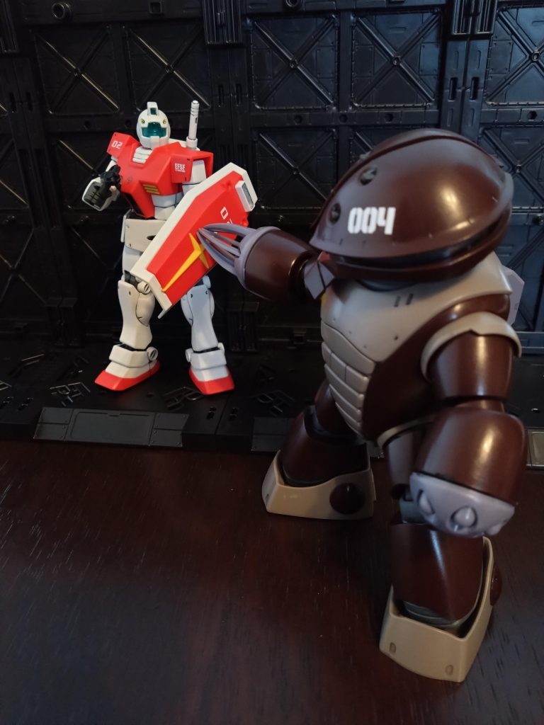 この前作ったアッガイ氏と。ジャブローっぽいな…もう1機調達したいけど売って無いんだよね~組み立て済み中古とかでも狙ってみますかねぇ。