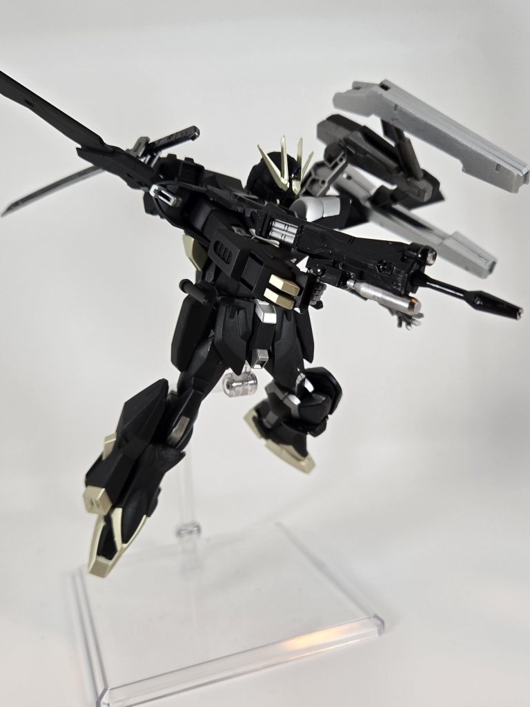 バックパックに付いているキャノンを展開することでより広範囲の敵を殲滅可能。