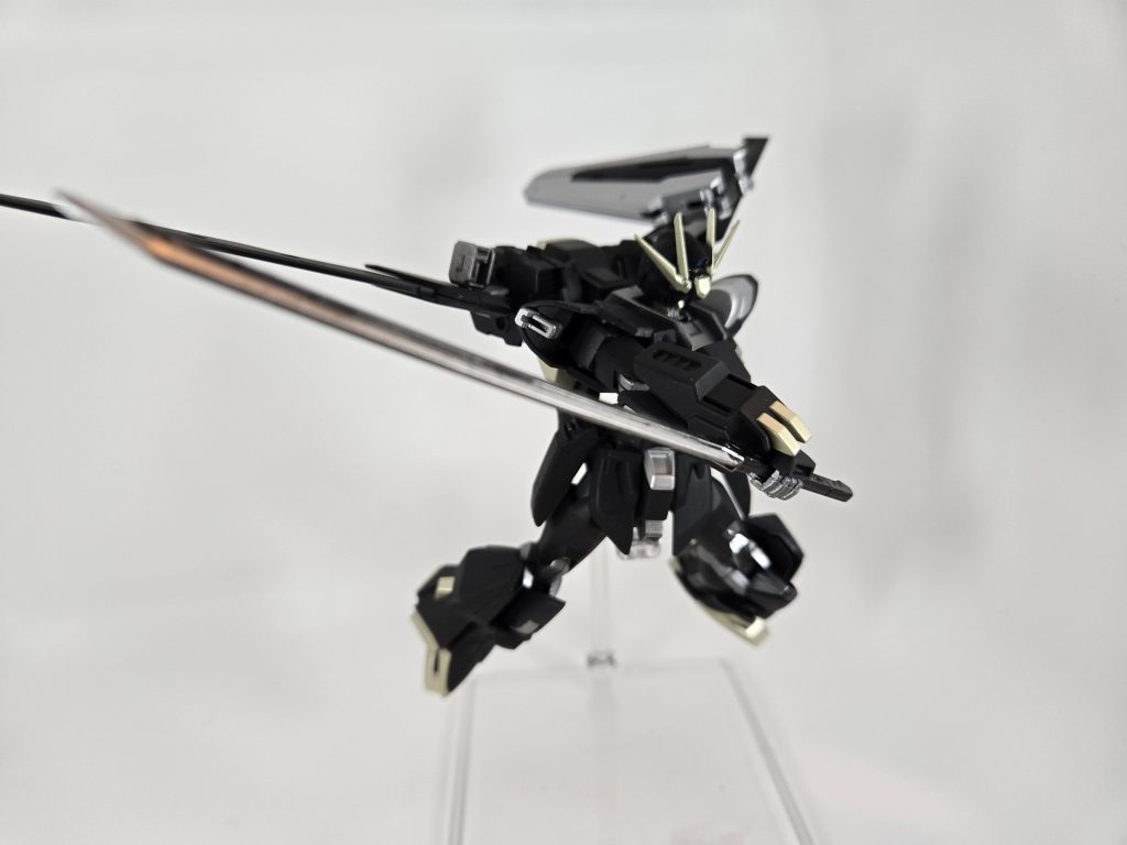 太刀を使った白兵戦もお手の物。非使用時にはバックパックにマウントされる。