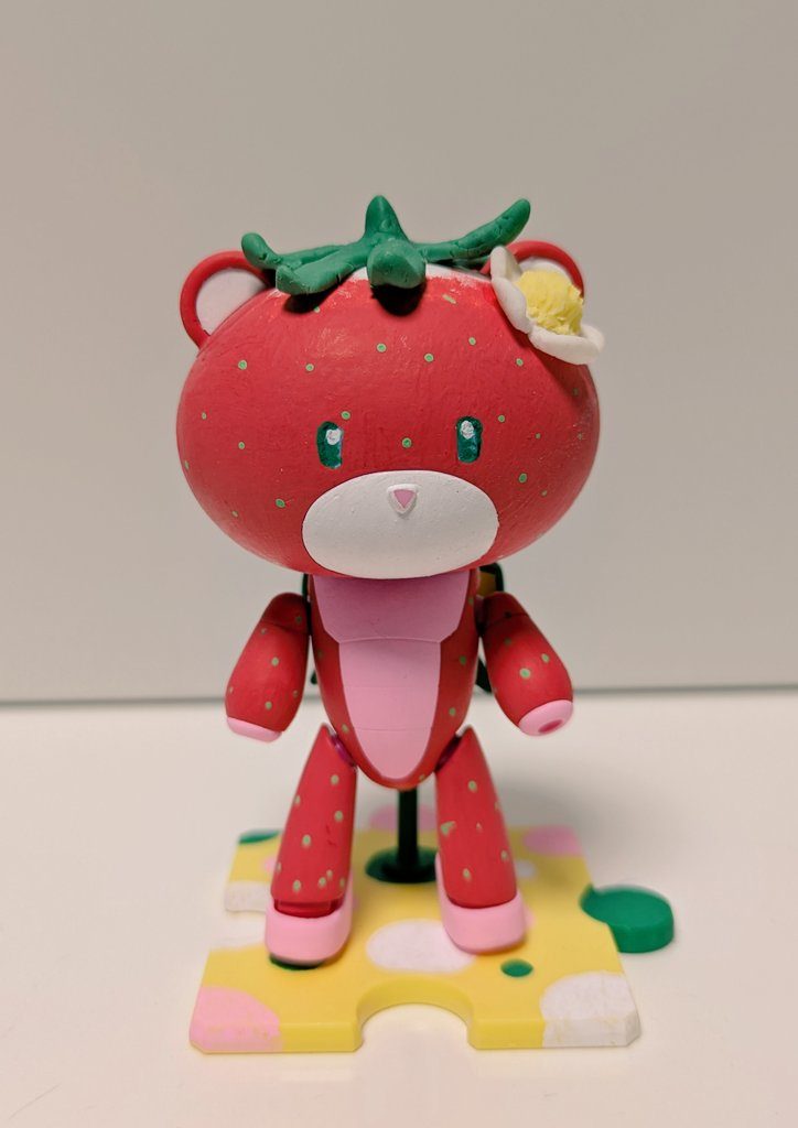 台座つき正面。「プチッガイ プリティインピンク」に米粉ねんどを組み合わせました。塗料はポスターカラー(ポスカ、ジュースペイント)です。