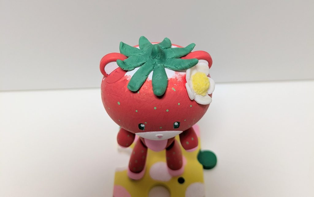 上から。米粉ねんどは木工用ボンドで接着。『米粉のねんど』のパステルセットを使用し、花はねんどそのままの色、葉は黄緑+水色の混色にポスターカラーを混ぜ込んで色味を出しました。