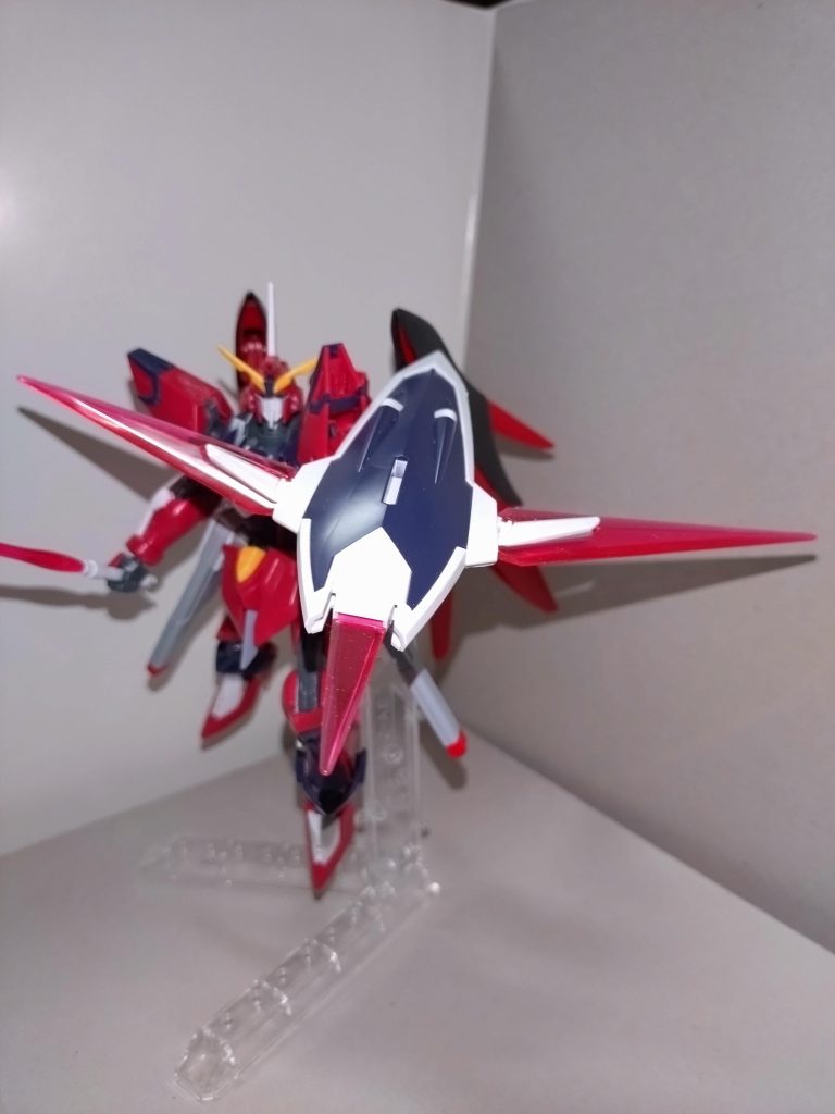 シールドビームブレイドを装備するアンチビームシールド。強烈な左フックと共に斬撃を放つ。