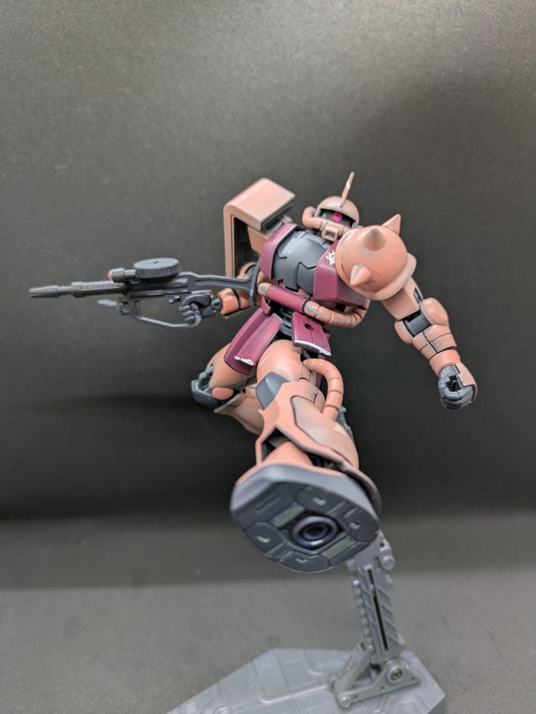 今回初めてアクションベースを使ってみました。買ってあったけど作るの面倒だったので(プラモ作る人が面倒とか言っちゃあダメですよね…)通称シャアキックです。旧HGUCよりもポーズしやすいです。劇中でのシーンがもちろんあるのですが、私にとってはアーケードゲーム「連邦VSジオン」通称「連ジ」でよく蹴り○されたのを思い出します。このゲームはアクション苦手な私でも楽しく遊べましたね。ゲーセン仲間は今何をしてるんだろうか?と昔を懐かしんでしまいました。私はグフを使っていましたが(笑)