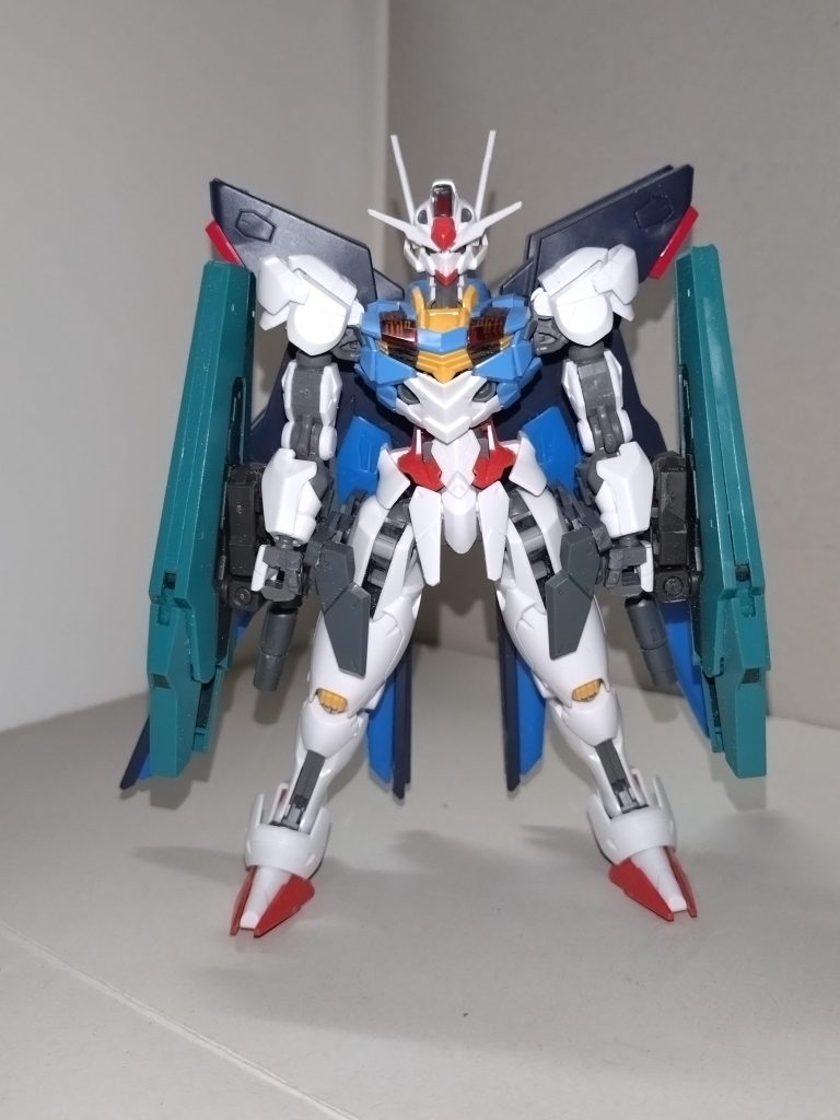 【概要】XVX-016MAX3 / ガンダムエアリアルNeoMAXハローハッピーワールドのギター担当・瀬田 薫が、ガンプラバトルのために制作したガンダムエアリアル。その究極進化形として、既にPAC2で増設されていたフェイズドアレイキャノンに加えて、ドラグーンシステムをも搭載したのが本機である。当然のことながら、ニュートロンジャマーキャンセラーを搭載した核動力機になっている。
