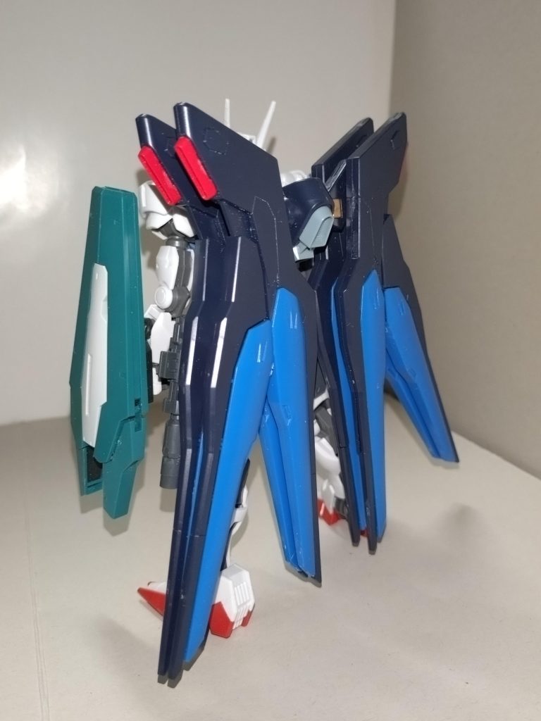 極端な重武装化に舵を切ったためか、全備重量がもとのエアリアルの倍になり、ガンプラでも自立が難しいシロモノになった。薫「脚がもともと弱いからね···エアリアルは」