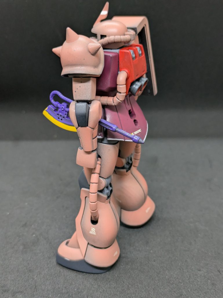 その③武器の取り付け穴?かなり目立ちますが、そのままです。突然バズーカをマウントしたくなるかもしれないし(笑)ヒートホークは装備するより、劇中のようにどこに装備しているか分からない(つまりマウントさせない)方がシンプルでよいのかも。