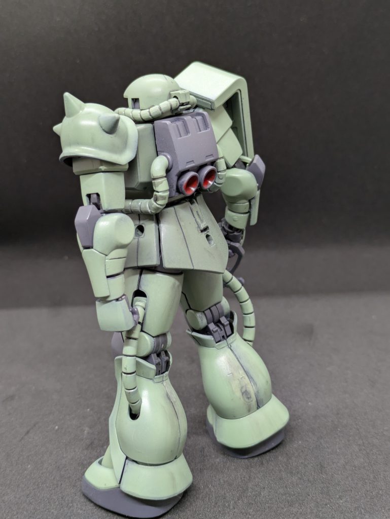 塗装は基本はクレオスの量産型ザクカラーなのですが、歴代作った時の緑をブレンドしてるので、熟成ザク緑になっているので、もはや本人もわかっていません!ランドセルのバーニアは小さい方をプラ板で埋めました。老体にはキツイ作業でしたね(笑)