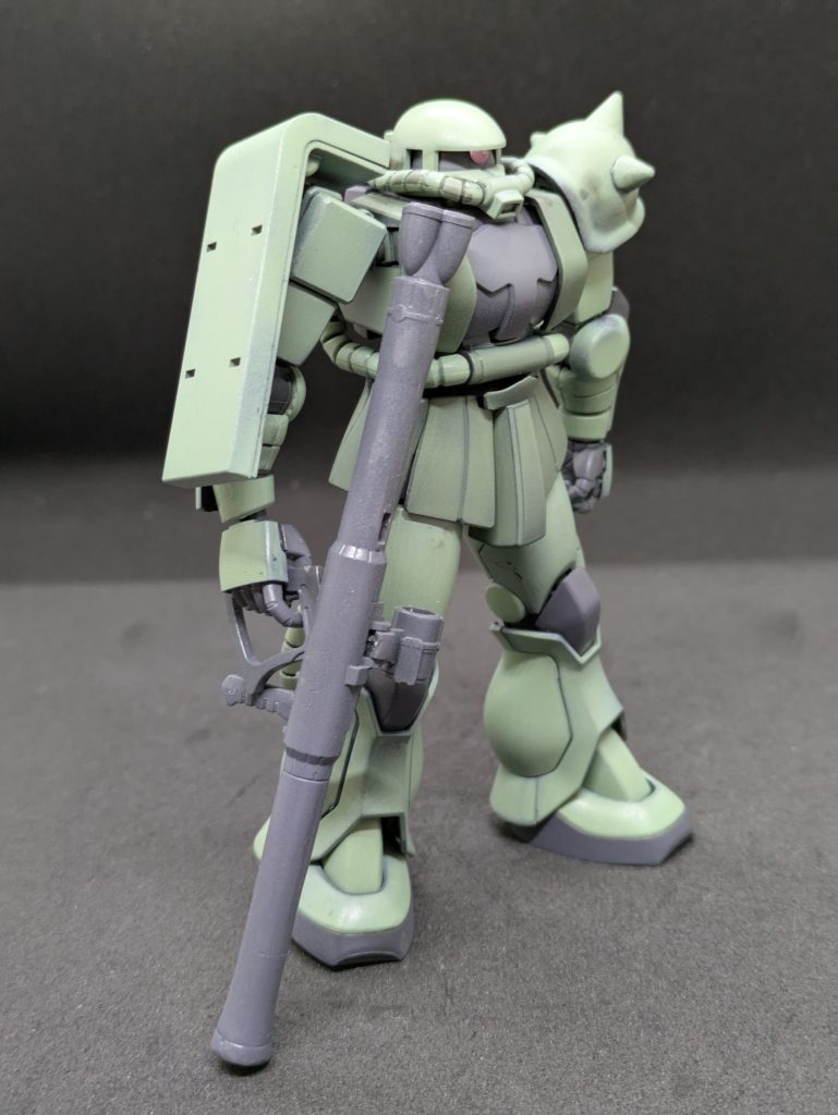 あれ、こっちは量産型!?量産型ザクとして作ったのですが、元キットはシャアザクなので一緒に紹介させていただきます。だって、量産型売ってないんだもん・・・。角のところは埋めました。こっちはシールドの穴は埋めてません。量産型はなんか武装てんこ盛りもアリだと思っているので、余った武器を装備させるつもりです。ここはシンプルにバズーカのみです。