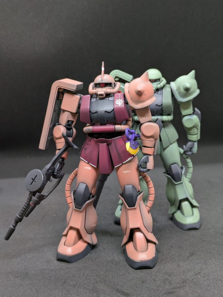 というわけで、シャア専用ザクでした。旧HGUCの方がアニメ版に近くて好きですが、コレはコレで動かせて遊べるのでアリなんでしょうね。RGのザクは部品ポロリが多いのと、細かいライン分けはザクの良さを消してしまう気がするので、シンプルなHGUCの方が私は好きです。※あくまでも個人の感想です。最後までご覧いただき、ありがとうございました。