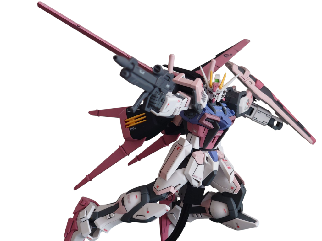 エールストライカーにもスジボリとプラ板を追加しています。エールストライカーの黒部分、本体の白部分や関節等のグレー、アンテナ等の黄色は成型色のままです。