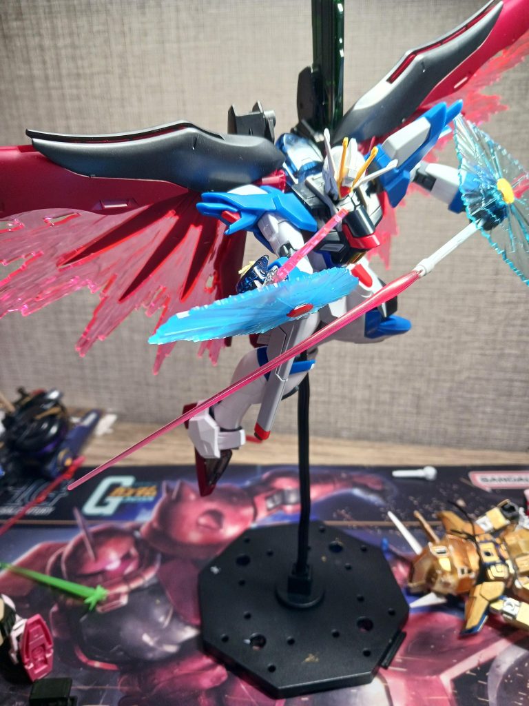 ビームシールドを2つ装備しているため、防御力に優れている。さらにさらに、遠距離にも重点を置いている