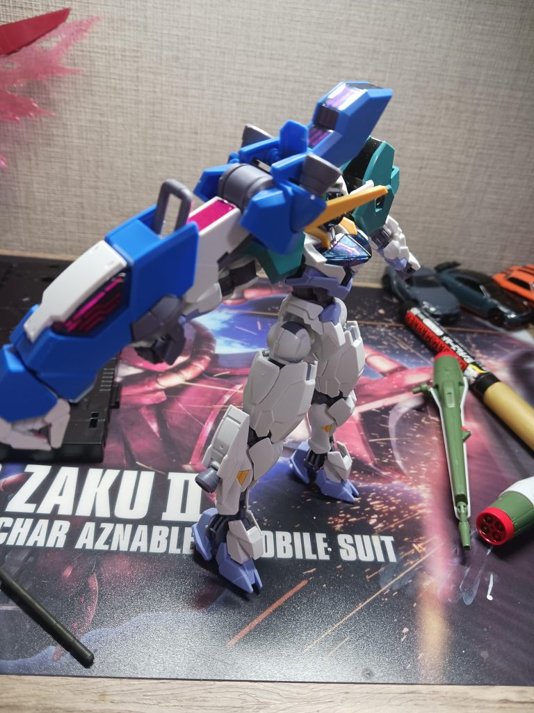 ジークエクトはgiuuが開発した、msである。主な武装はビックフィンガー。中距離武装である。肩は、𝕡𝕣𝕚𝕫𝕖のある、msを撃破した際に、そのmsからとったものグレイズ3を庇い、本機は大破し、𝕡𝕣𝕚𝕫𝕖によって改修された