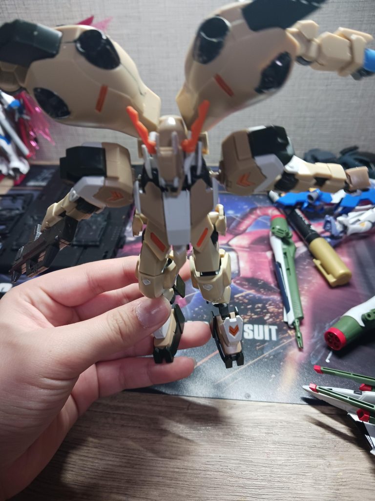 本機は、コロニーの近くで、発見された、ガンダムフレーム。三太郎が乗ることにはなっていたが、整備が遅れたため、色がところどころ違くなっているサブアームを増設している