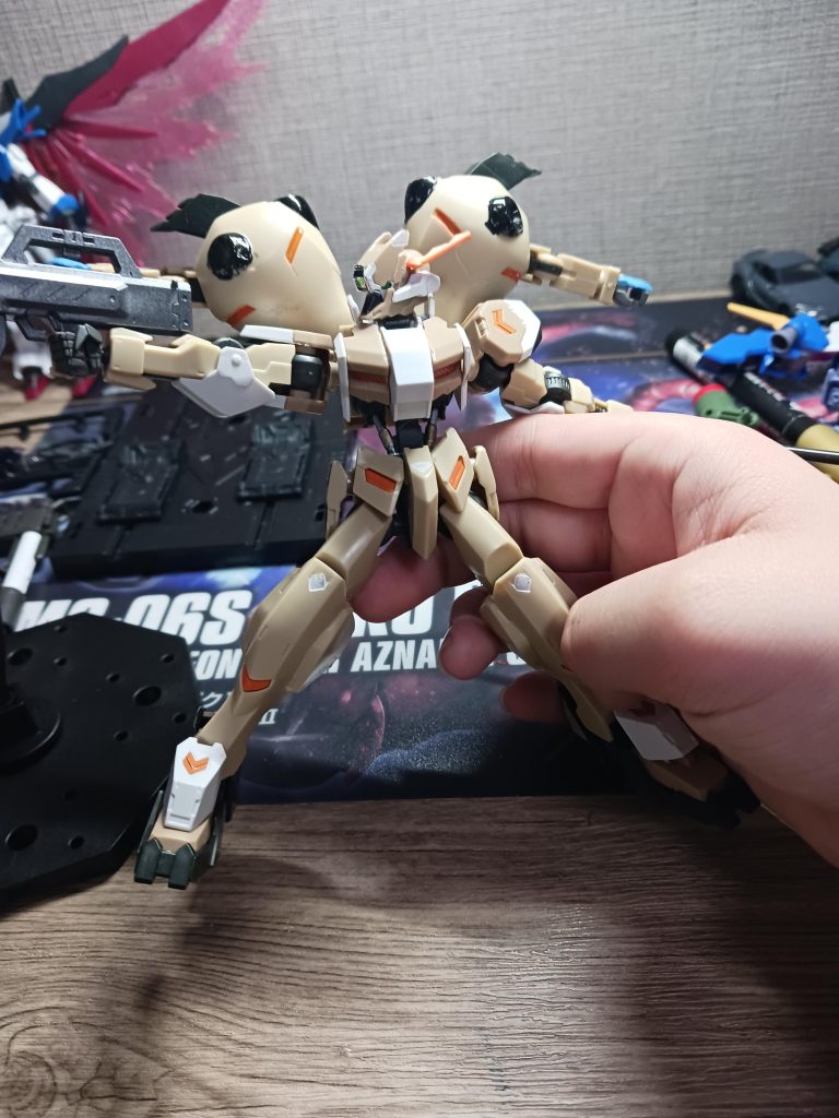 武装は、サブマシンガンに、IIアックス、メイスとなっている。グレイズ3を意識し、近距離戦をとくいとする