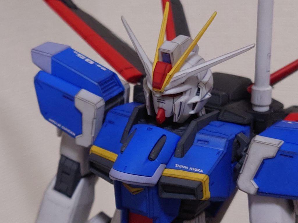 胸元に『SHINN ASUKA』っていうのなんかいいですよね。右肩には『IMPULSE GUNDAM』と入れられていますこれもなかなかいいです。めちゃめちゃ小さいですが、額には『ZGMF-X56S』と刻まれています。さすがMG!細かいところまで精巧に作られてます。閲覧していただき、ありがとうございました!
