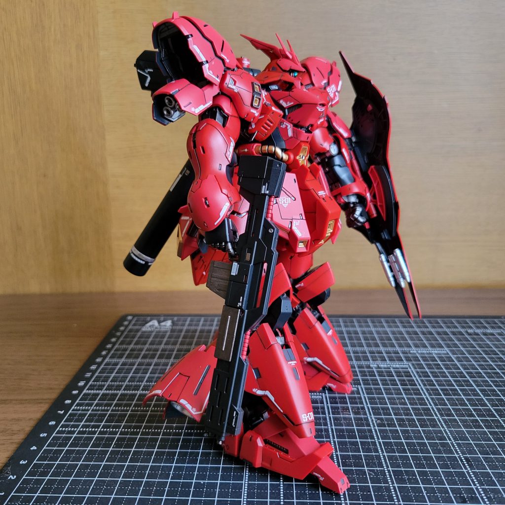 赤い箇所は成型色仕上げで、ヒケ処理はしました。関節部分や手は焼鉄色バーニアや盾裏のミサイル?その他細々としたところはシルバーを塗っています。裏打ち塗装はジャーマングレーだったかな。スジ彫りにも初挑戦!これをオリジナルで考えられる人天才👍