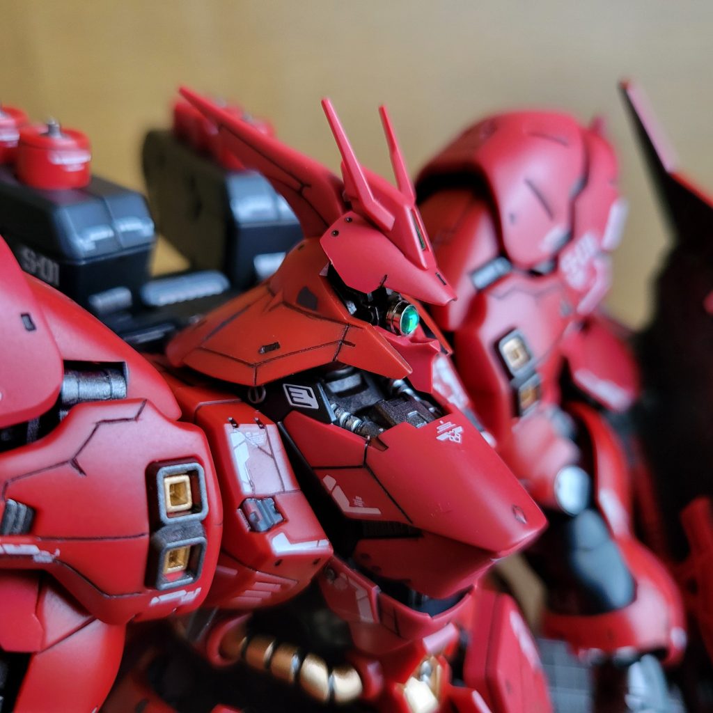 プラゾウさん受け売りのモノアイプラゾウさんの動画にはやり方がなかったので、どうやって付けるか考えた結果、通常のクリアパーツを刺す部分に、使っていたちょうどいい太さの綿棒の柄を刺して穴を埋めてから瞬間接着剤で付けました。とりあえず固定はできたので良かったです。やっぱりシールより迫力が出るので満足!