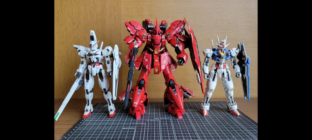 同じ1/144と並べてもこの違い。RGサザビー、本当に素晴らしいキットだとおもいます!