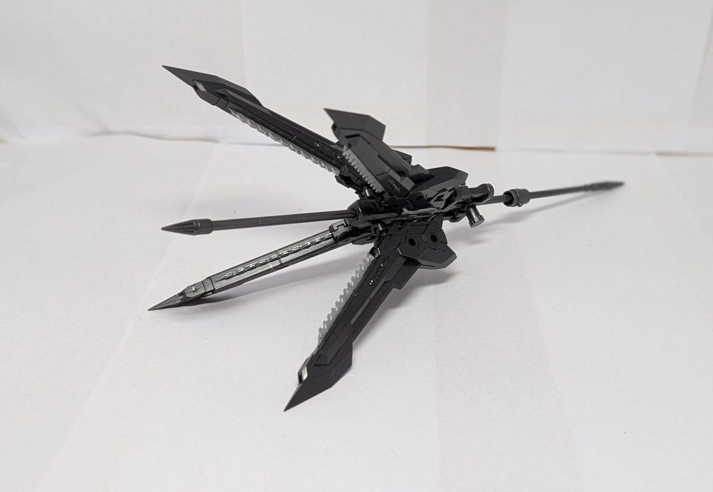 展開状態刃が開くことで相手MSを挟み、噛み砕くような攻撃や、中心のパイルバンカーでそのまま貫くことが可能。バルバトスの通常メイス、レンチメイス、レクスの超大型メイスの融合を想像していただくと分かりやすいかと思います。