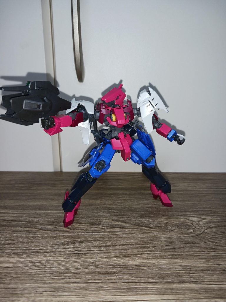 EB-03Sグレイズサンは、サンタロウがつくった初のガンプラであり、バラバラなカラーリングの理由は、作っている際にパーツをあちらこちらと壊してしまったためである。そして、元々この姿ではなかったが、レイとバトルした際に瞬殺されて映像も形も残っていなかったため改修された。