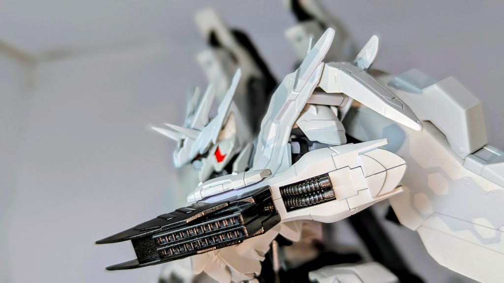 腕部クロー&拡散フレアクローは通常のマルコシアスと同様に展開でき、後ろの小型ブースターを点火することで威力を倍増させることも可能。拡散フレアはクローの外側表面にある無数の穴から発射され、ばら撒くことでミサイルや砲撃に対する防御のほか、近接戦での牽制やかく乱としても有効。
