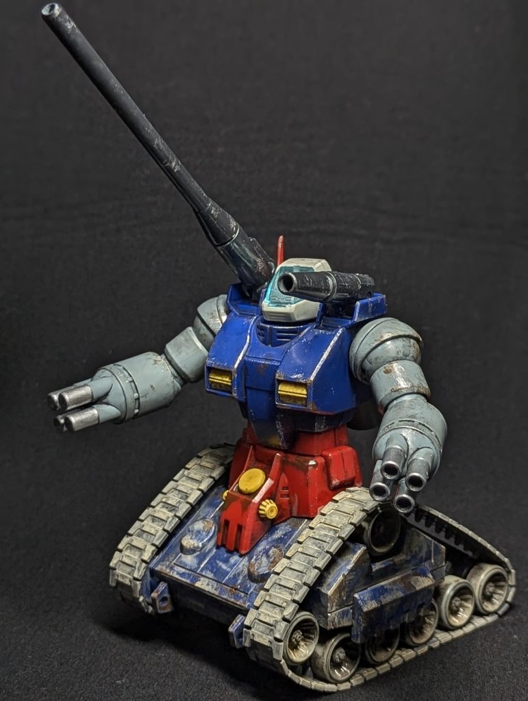 片側の120mm低反動砲は砲身が破損したため、ガンキャノン用の予備パーツ240mm低反動キャノンに換装してます。