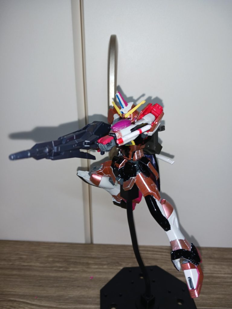 そんな弱点があった本機だったが、ライトによって改修が行われた際に弱点を克服している。メインウェポンは、ビームサイズで本体と同じ素材が使用されているためとても硬い。メイン射撃兵装は70mm大型ビームライフルであり、反動が大きいため両手で保持するためあまり使われていない。