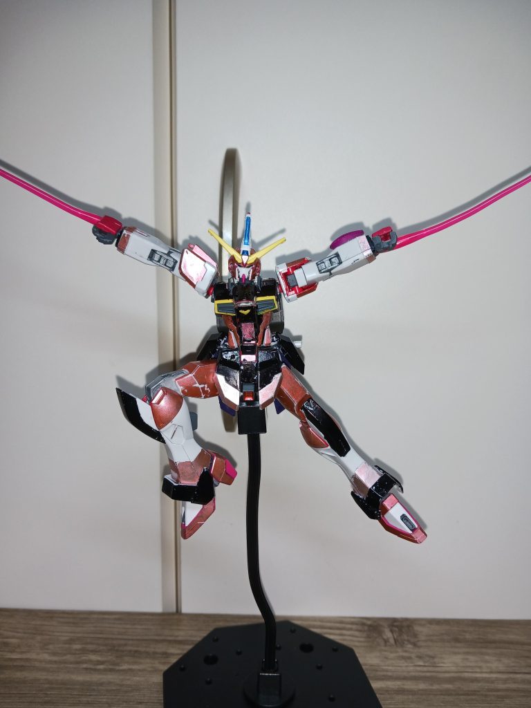 そして、両腕にはビームサーベル発振器が内蔵されていて、両手ビームサーベルとして使用可能。出力を上げ、巨大にし敵を突き刺すことも可能。また写真にはないが、脚部にもビームサーベルが内蔵されている。今回は以上となります。フォローよろしくお願いします(フォローされたら返しに行きます)ご覧いただきありがとうございました!