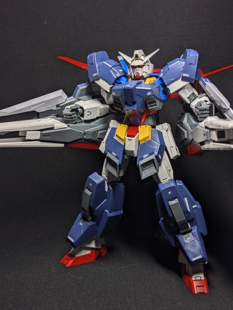 ノーマルなAGE1は少し線が細いですが、追加装甲などでマッシブになります。