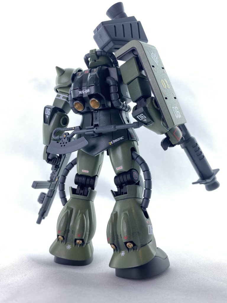 FGシャア専用ザクはPG版をスケールダウンした造形で、バックパックや脚部推進器が独特な形状をしています。幼少の思い出もあり好きなデザインなので、リヴァイブ版ザクをベースに好きな形・色味・武装でミキシングしました。