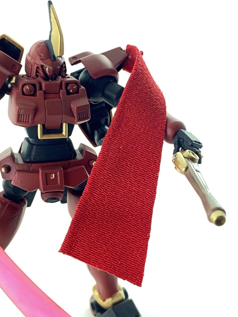 肩のマントは100均の布にDカンを縫い付けたものです。ドーバーガンとシールドをオミットして空いた接続部分に取付けました。マントというには細いですが、雰囲気だけでも出れば…