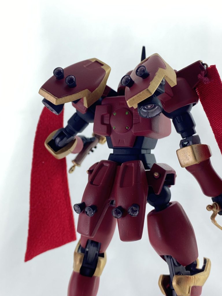 ロッシェには、残念ながらトールギスの殺人的な加速を乗りこなす技量はない。そのため本機はブースターユニットの構成を変更し、意図的に機動性を抑えた設計となっているが、プライドを傷付けぬよう、整備班は誰もその事実を本人に伝えないようにしている。ロッシェに対する勝手なイメージから、レオス以上トールギス未満の機体として設定しました。