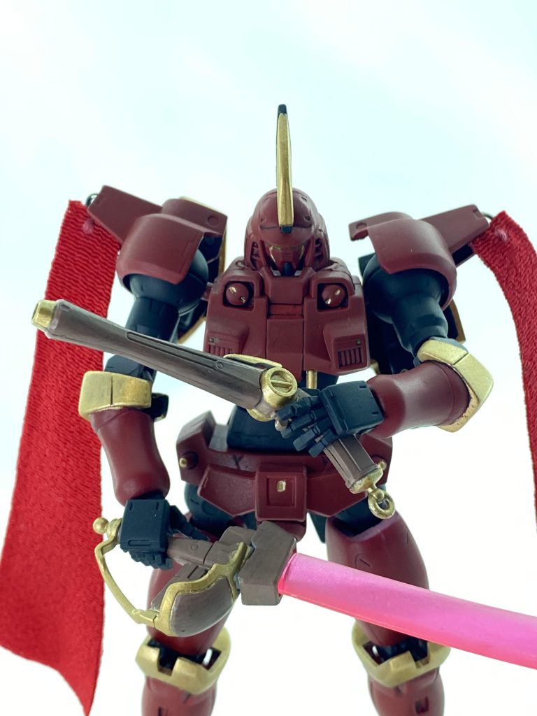 武装は左右ともにクロスボーンガンダムからの流用です。バスターガンはディテールを減らし、中世のフリントロック式ピストルのような、レトロな装飾銃をイメージしました。