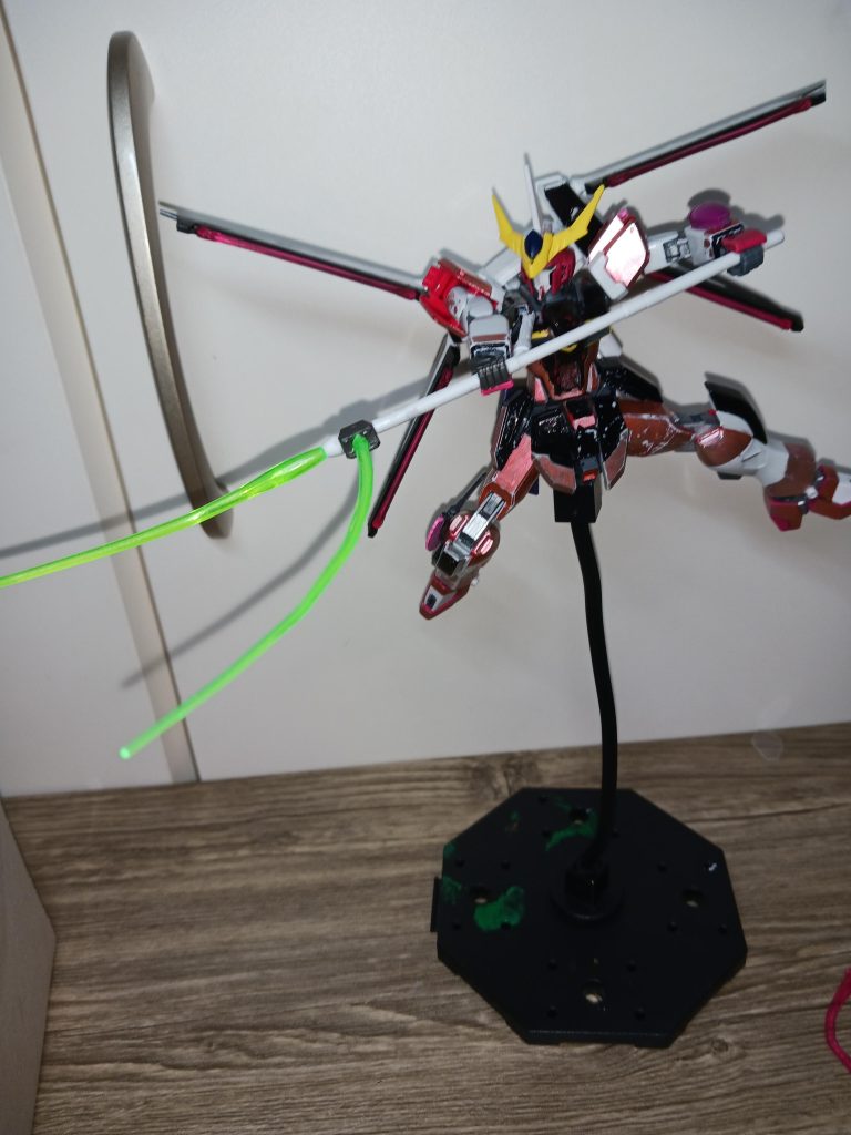 武装もパワーアップしていて、ビームサイズからツインビームサイズ(ツインビームシザース)腕部ビームサーベル&左のみビームシールド、脚部ビームブレイド、ビームアックス、Xウイングサーベル、高エネルギーライフルとなっている。(変わっていない武装もあるが全て出力が上がっている)