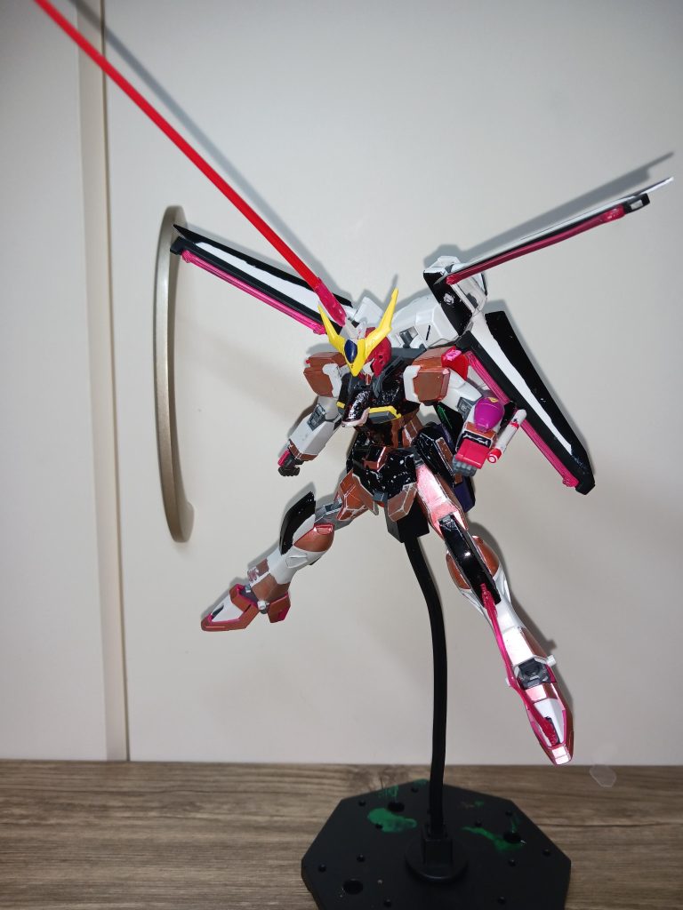 そして、隠し武装はトサカビームホーンであり、これは近くに来た機体を必ず打つという信念が込められているが、このビームホーンを起動した瞬間、エンジンが赤熱化してしまうので5秒という短い時間しか使えない。今回は以上です。次回は敵機を予定しています。👍とフォローも忘れずにお願いします。もちろんフォローして頂けたらフォローしますのでお願いします🙇♀️ご覧いただきありがとうございました☺️