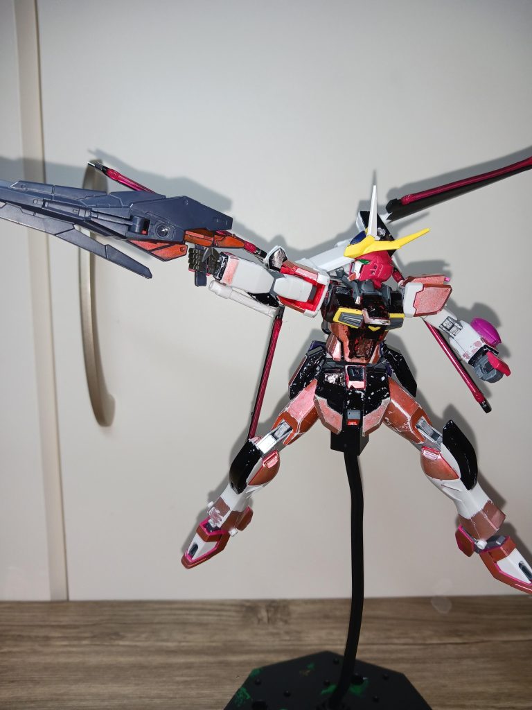 改修前との変更点は頭部変更、新規バックパック、出力をアップしていて、改修前で両手じゃないと保持できなかった高エネルギーライフルも片手で打つことが出来る。