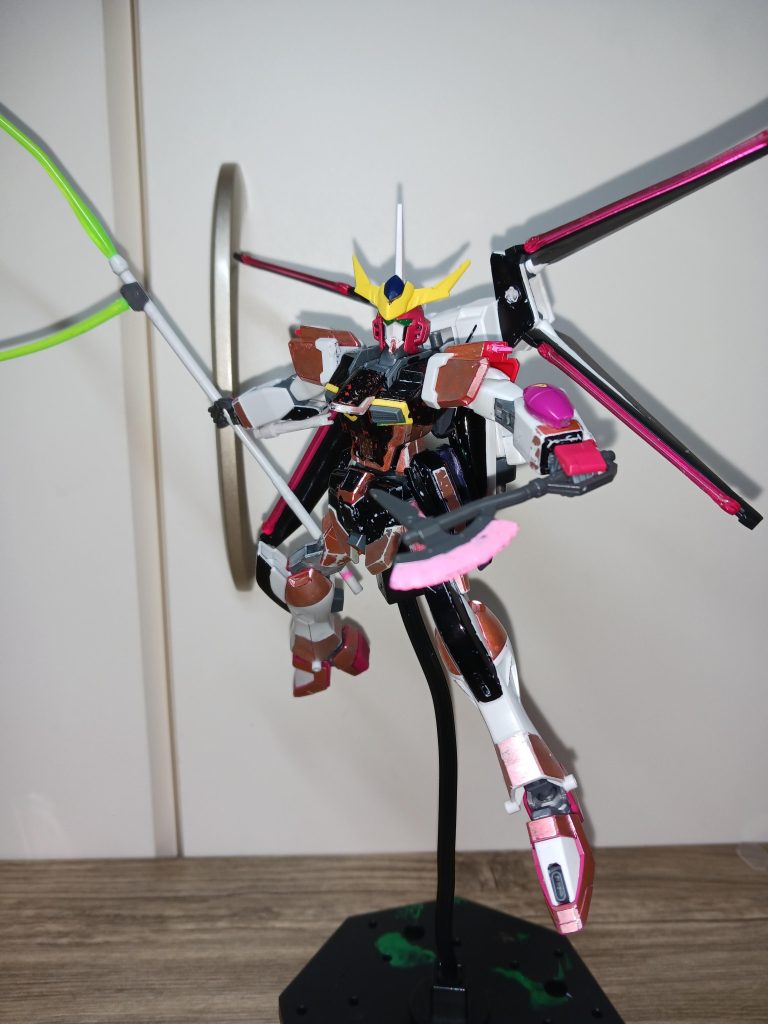 脚部に普段収納されているビームアックスは手でも保持可能。だが威力はそこまでなく援護用の武装でもある。