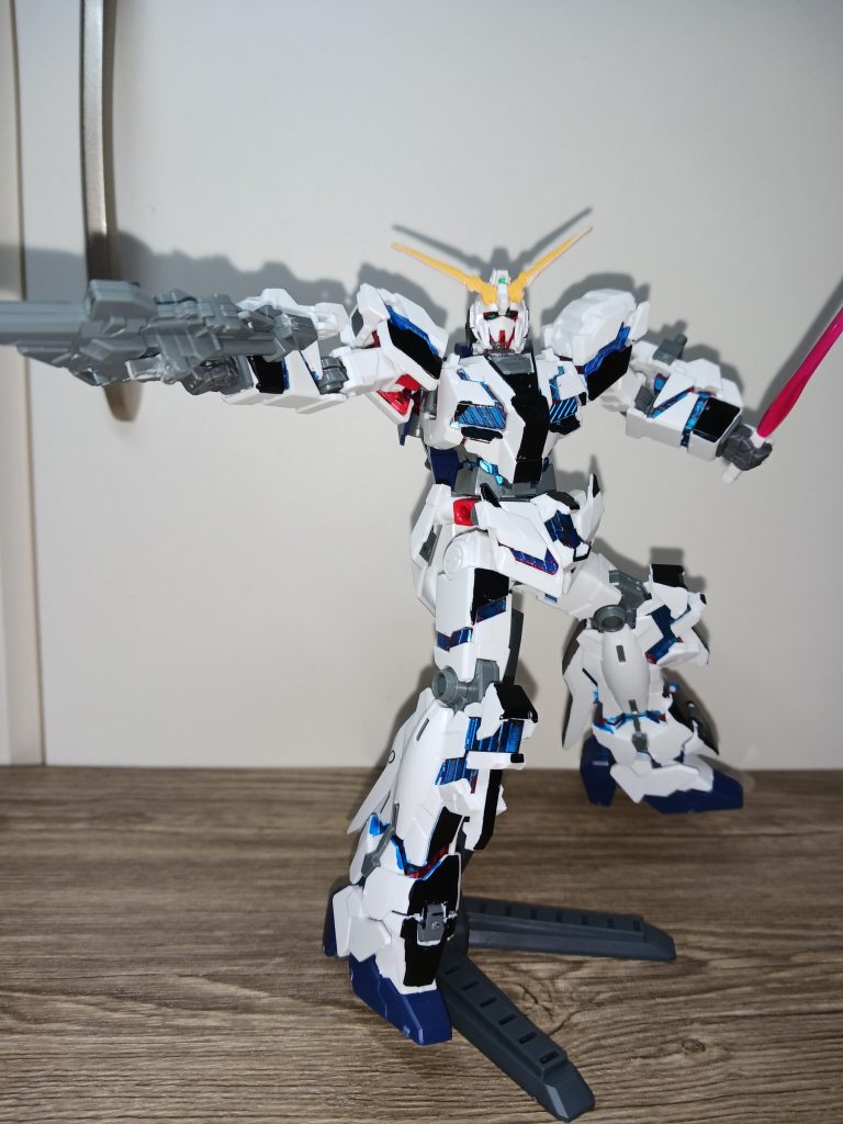 本機は地球連合軍とGIUUが共同開発した地球連合にとってはバルロスに次ぐガンダム機でPrizeのガンダム機達の銭湯データを元に開発された。全高は高いがその分重力も多いが宇宙での運用が前提なので問題は無い。元々赤く光る関節が採用されたがパイロットが嫌で青く染めている。そのため内部や頭部は塗装されていない。パイロットの名前は決めてないんですが、ライトの事を倒したいと思っている。