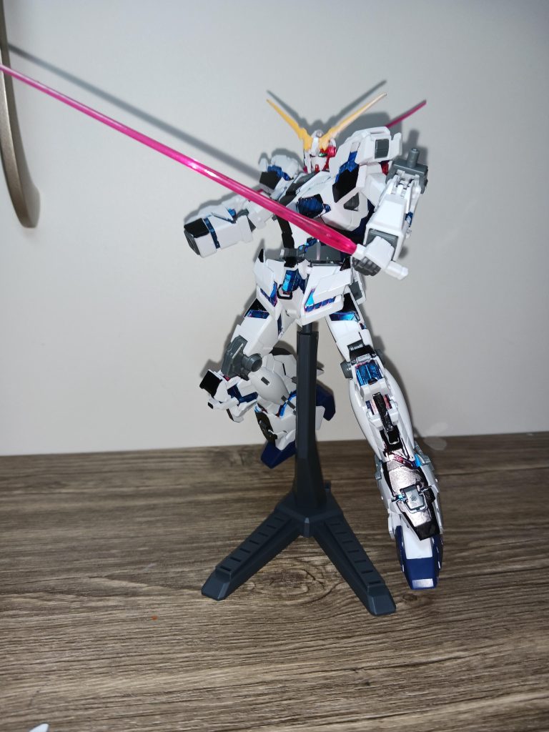 武装はショートビームマグナム、ビームサーベルでこのようにマニピュレーターが損傷した際に右手のビームサーベルが起動される。ついでに頭部を損傷すると赤い光が漏れて脳に見えると気持ち悪がれ誰も近づいてこないw